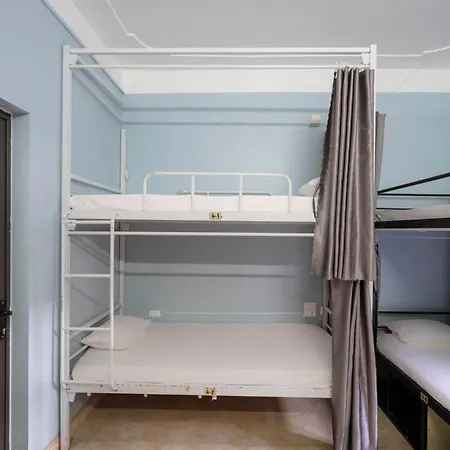 Fancy Hostel And Bar